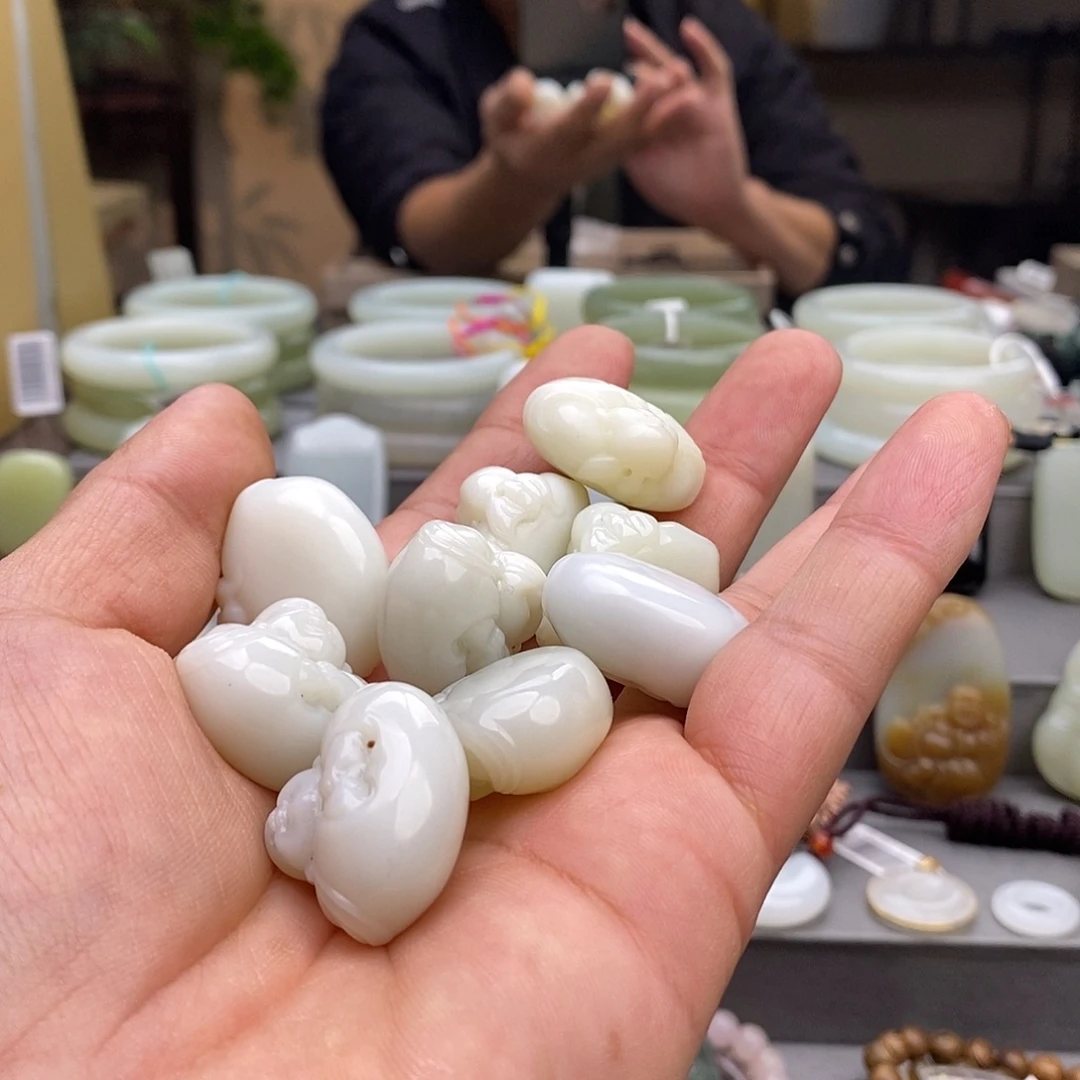 俗***爷和田玉未镶嵌颈饰