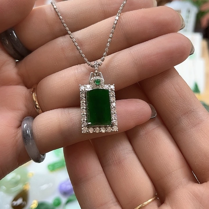 翡翠未镶嵌颈饰无事牌