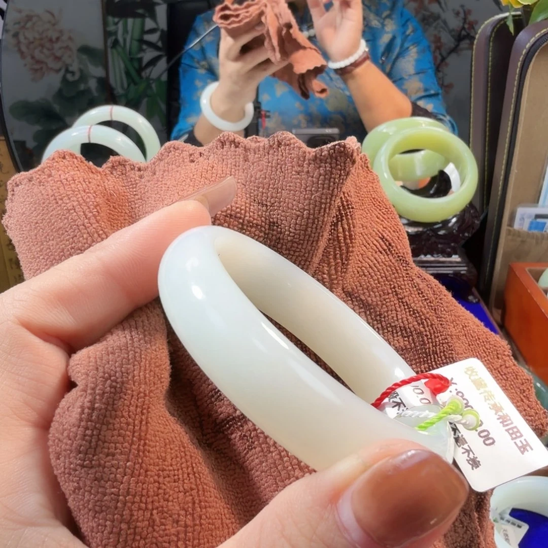 朵***朵和田玉未镶嵌手镯