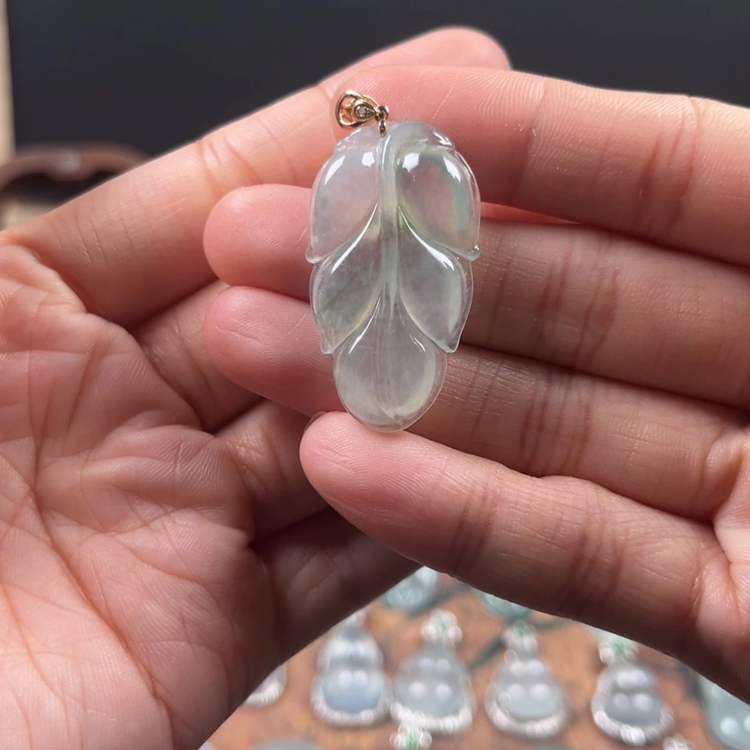 颈饰18K金镶嵌翡翠叶子