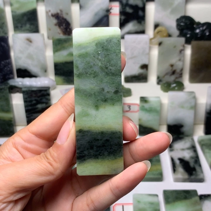 独山玉未镶嵌颈饰