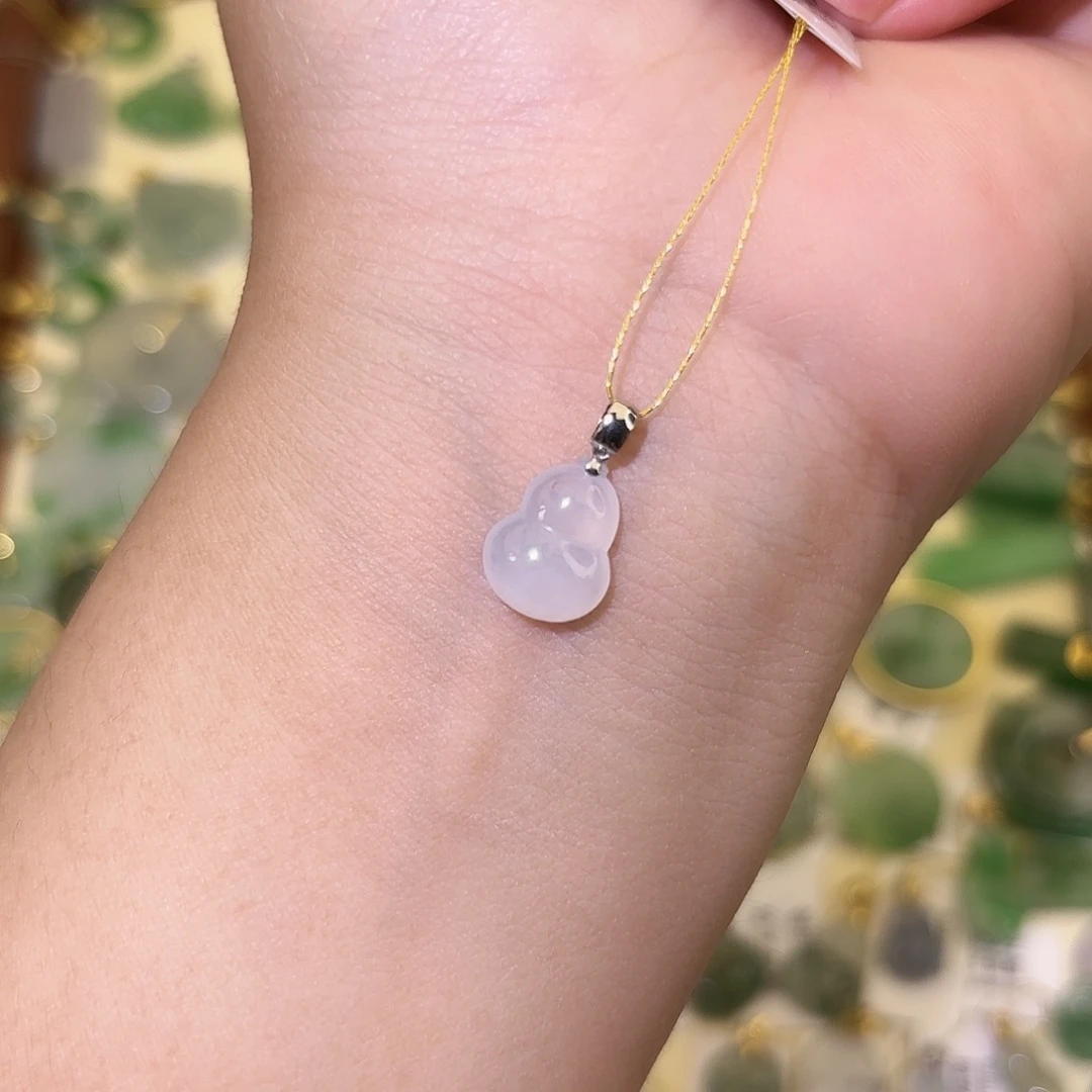 翡翠18K金镶嵌颈饰葫芦