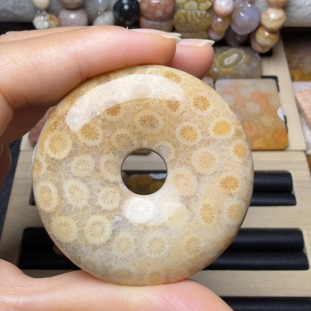 硅化玉未镶嵌满花平安扣，有点骨骼