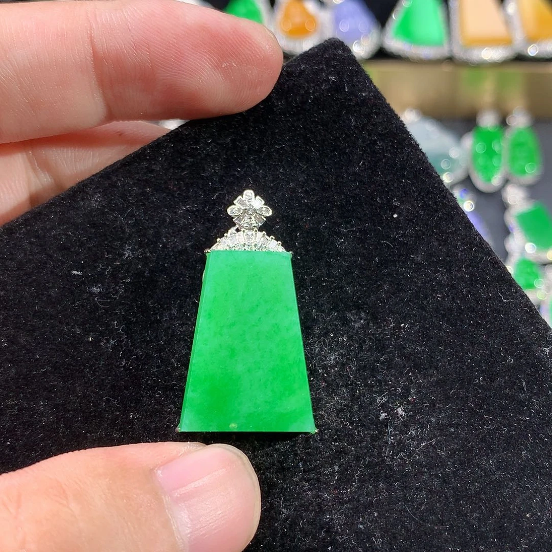 翡翠18K金镶嵌颈饰