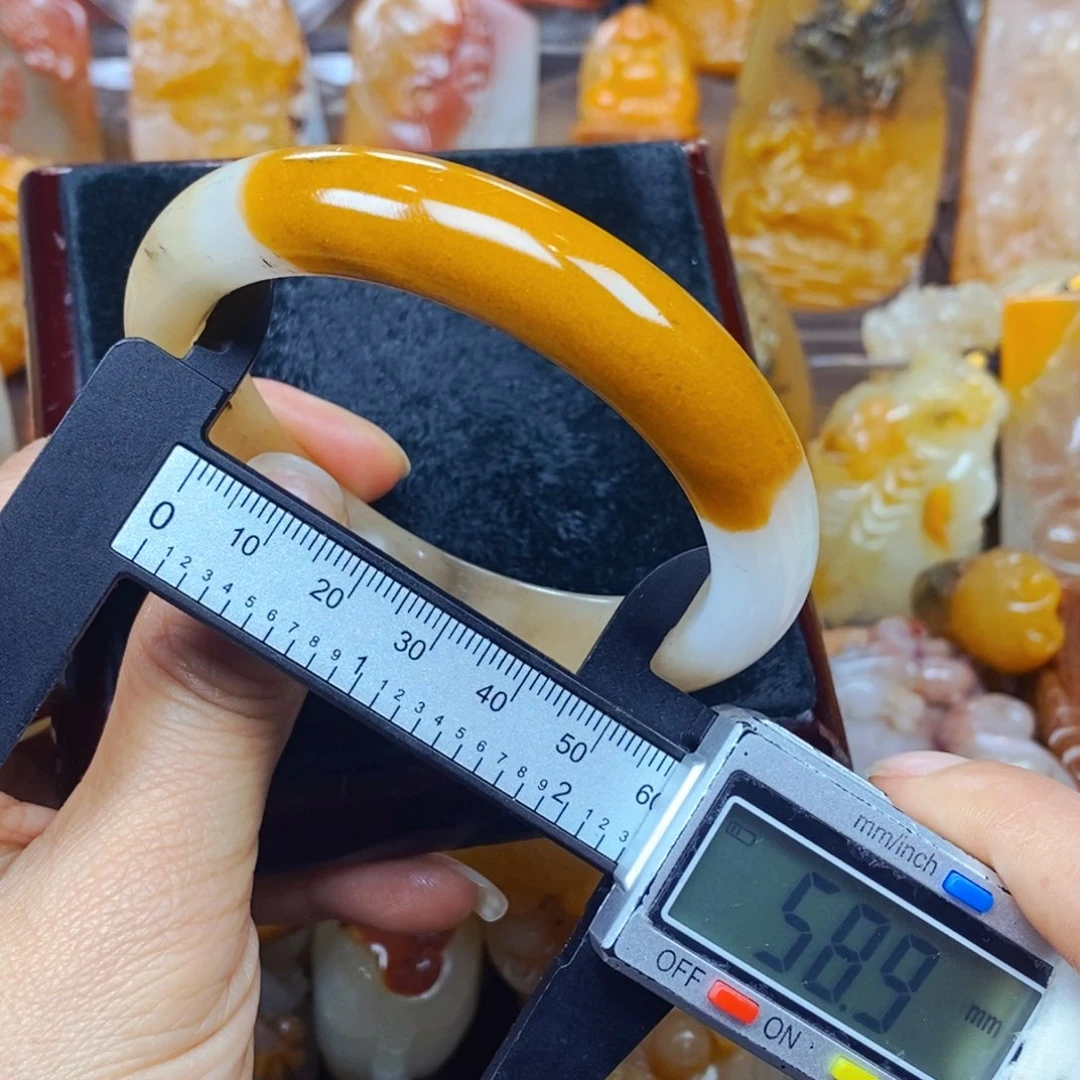 石英质玉（黄龙玉）未镶嵌颈饰