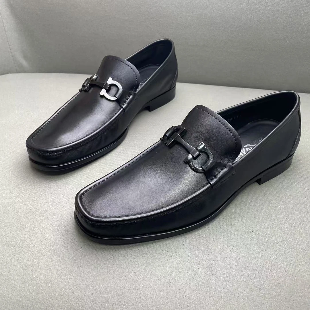 95新 FERRAGAMO/菲拉格慕 黑色皮面黑马蹄扣时尚百搭皮鞋 42.5码