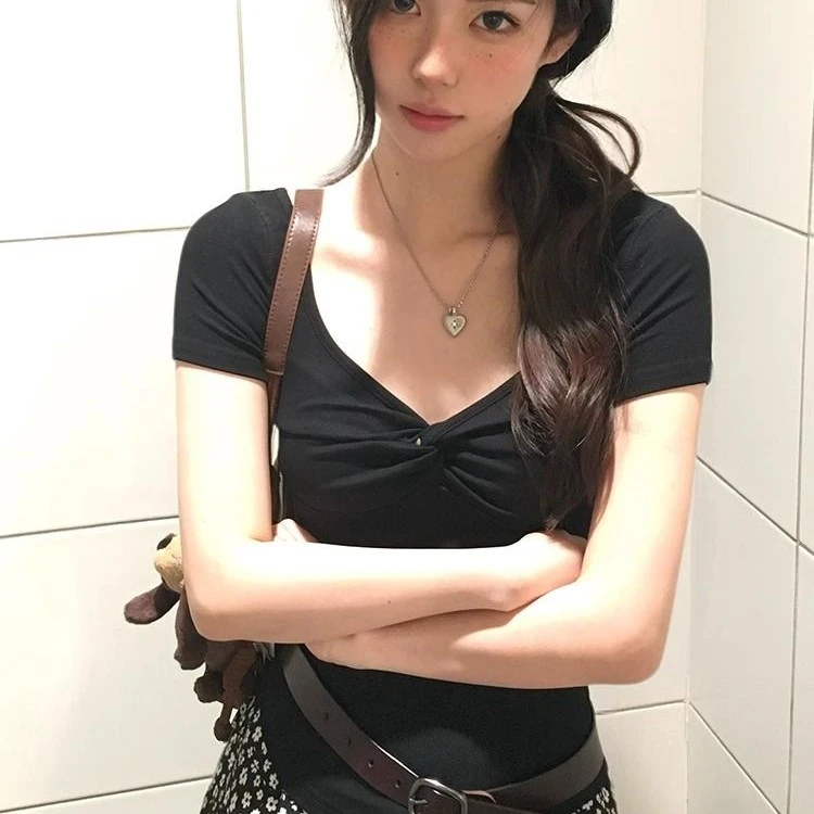 92%棉+8%氨纶 扭结黑色短袖设计感t恤女夏季短款v领修身上衣P1037