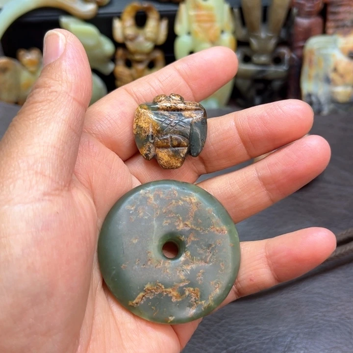 未镶嵌岫岩河磨玉（透闪石质玉）挂件我**毛