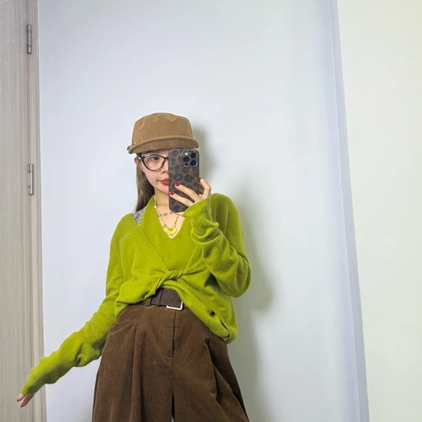 【SanW】秋季长袖设计感浣熊羊毛毛假两件挂脖针织衫