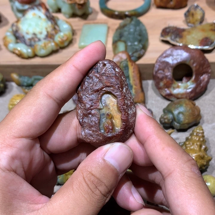 未镶嵌岫岩河磨玉（透闪石质玉）把件