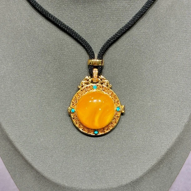 【怡铭】银s925镀金蜜蜡吊坠国风（黑绳款）YM105