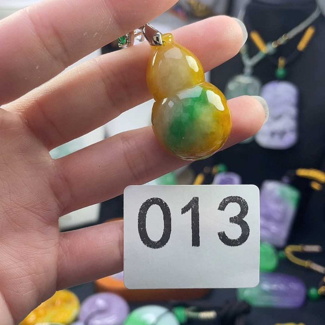 翡翠未镶嵌吊坠(赠链)