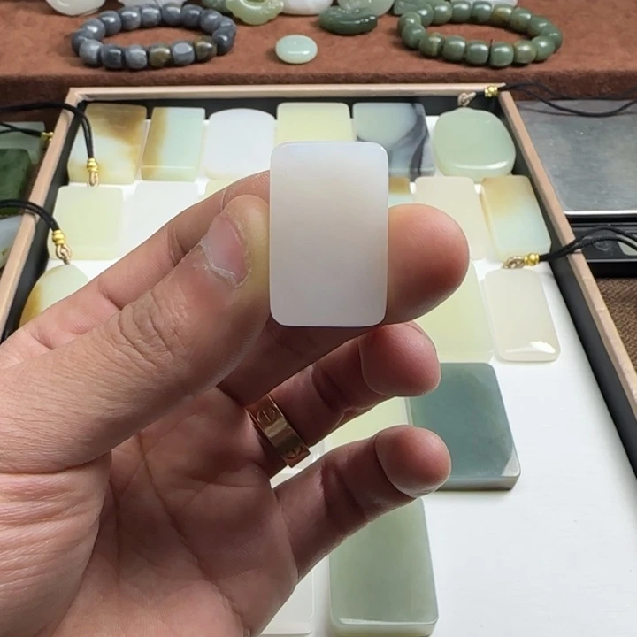 和田玉颈饰未镶嵌定***画