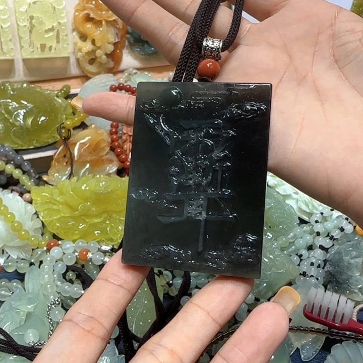 未镶嵌蛇纹石玉吊坠