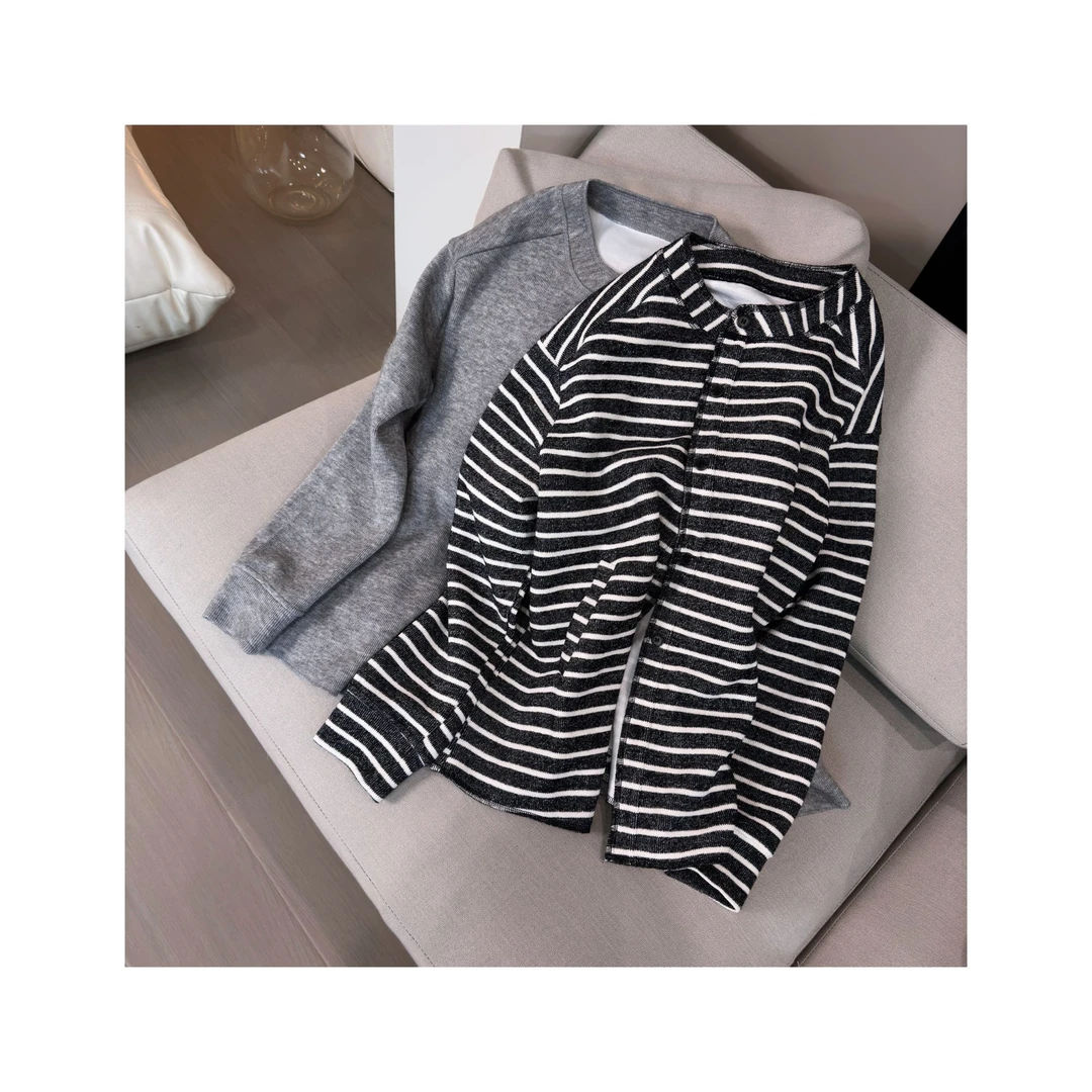 很有松弛感的两色开衫