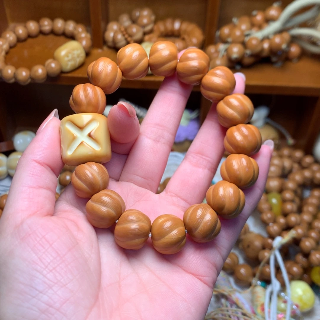 猴头核桃吊坠卷卷酥手串面包