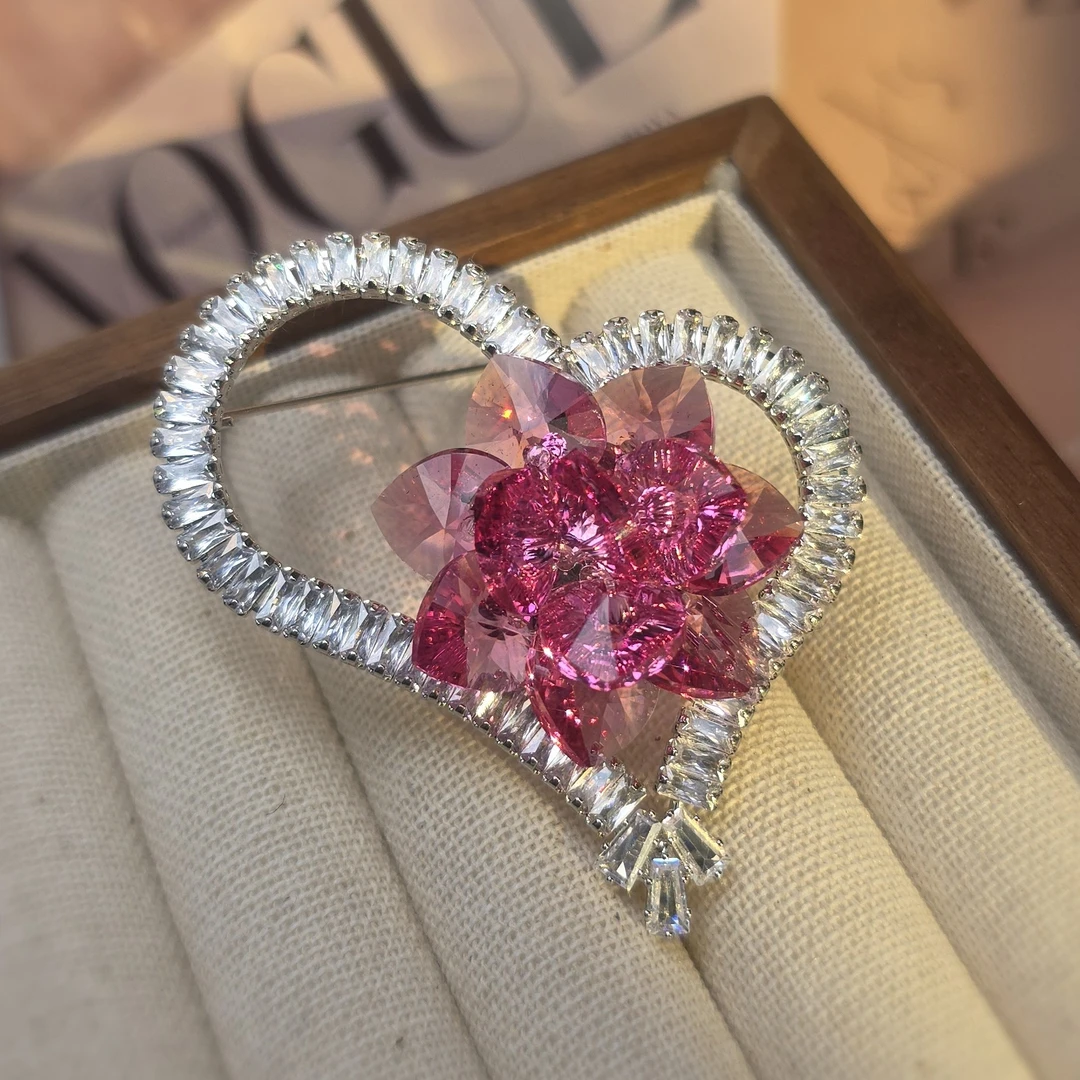 铜合金胸针 正品施华洛爱心镂空胸针品牌新光饰品百搭配饰