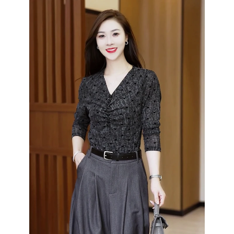 x6677#洋气V领烫钻薄款上衣2025新款时尚百搭显瘦褶皱女士小衫