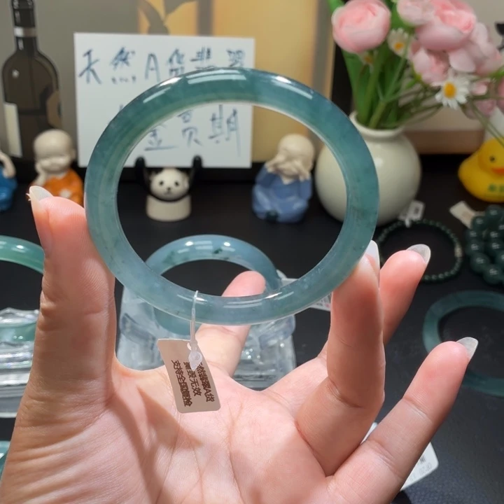 季***节翡翠未镶嵌手镯渐变湖水蓝