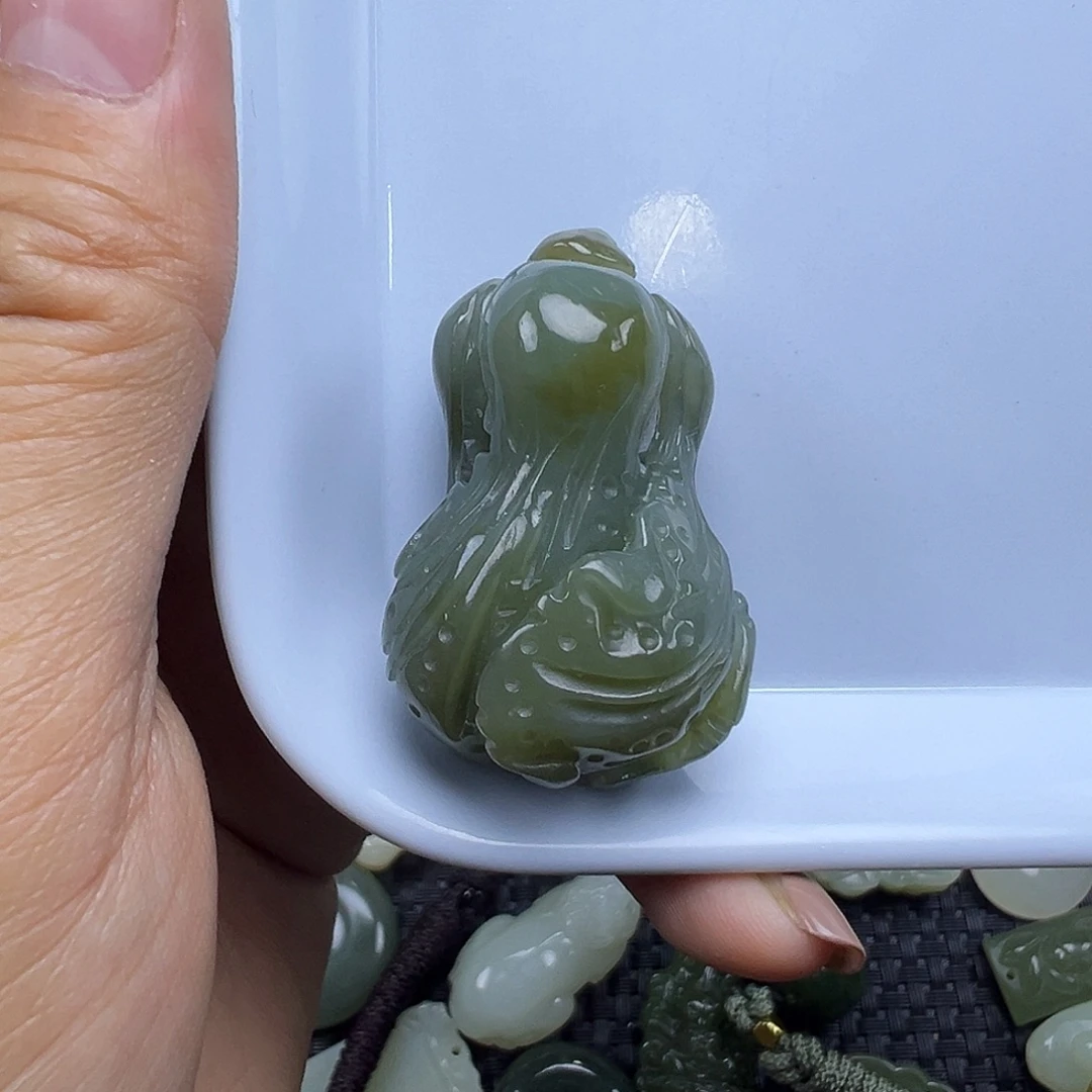 和田玉未镶嵌吊坠(不含链)有裂漏，不退不换，卡40