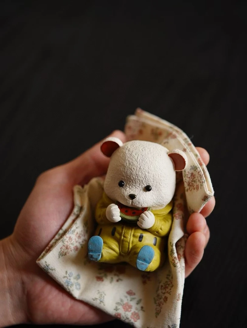 宜兴紫砂创意潮玩可爱抱西瓜贝波熊 紫砂白段泥装饰桌面