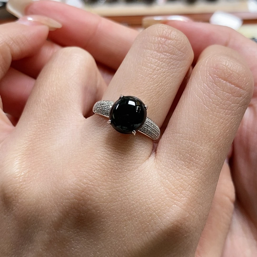 翡翠戒指18K金镶嵌白*头1。