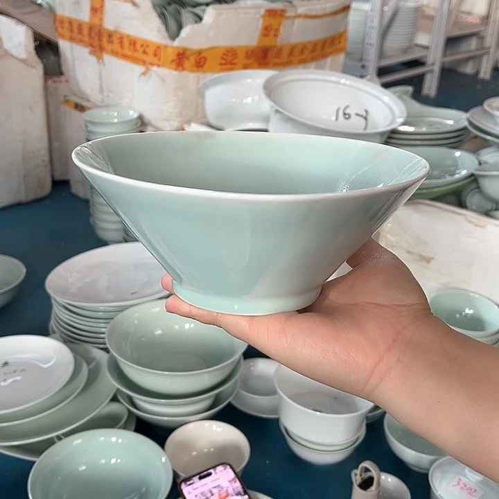 陶瓷青瓷7.5寸斗笠面碗四个，直径19厘米，微瑕