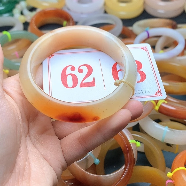 未镶嵌石英质玉（黄龙玉）手镯佛**语