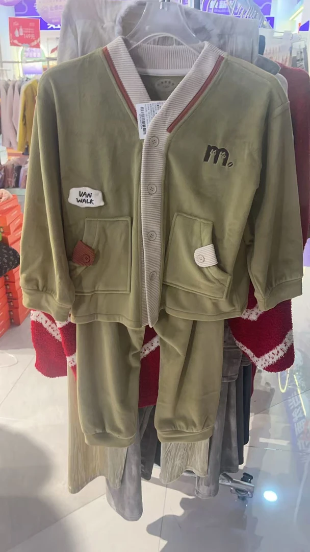 50628男童双口袋V领海岛绒套装