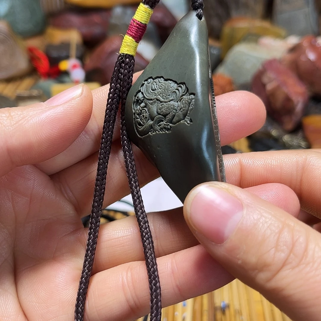 新疆原石雕刻手把件