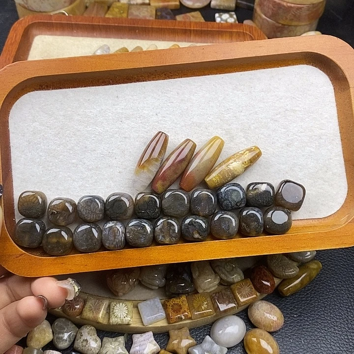 骏***马硅化玉未镶嵌颈饰