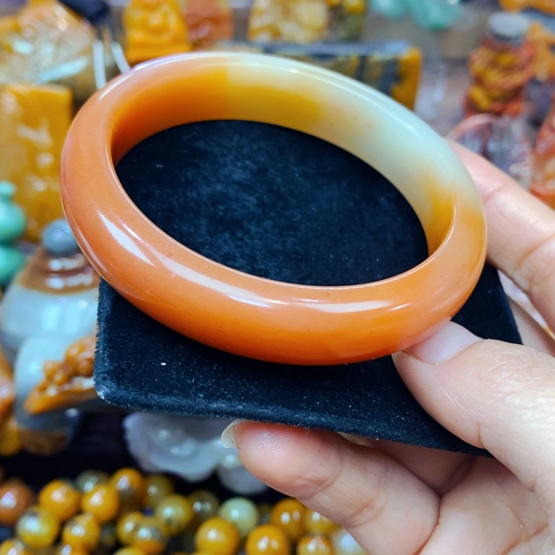 未镶嵌石英质玉（黄龙玉）颈饰