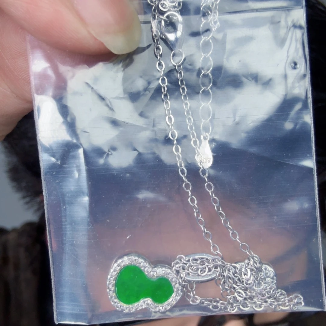 翡翠未镶嵌颈饰一件