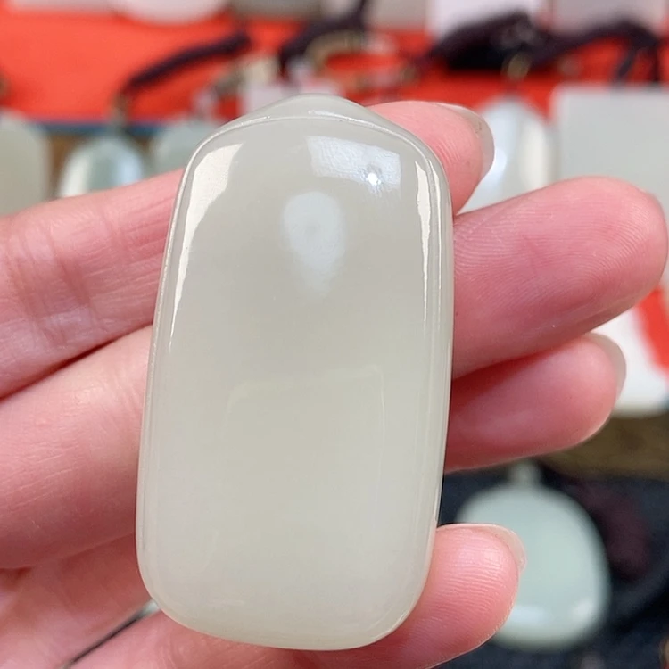 【闪购商品】颈饰未镶嵌和田玉葡***n