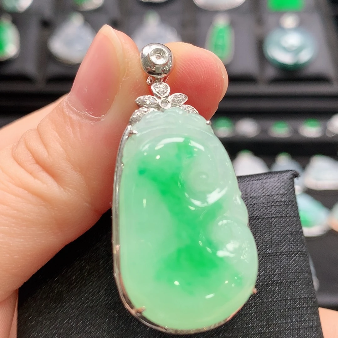 颈饰18K金镶嵌翡翠如意