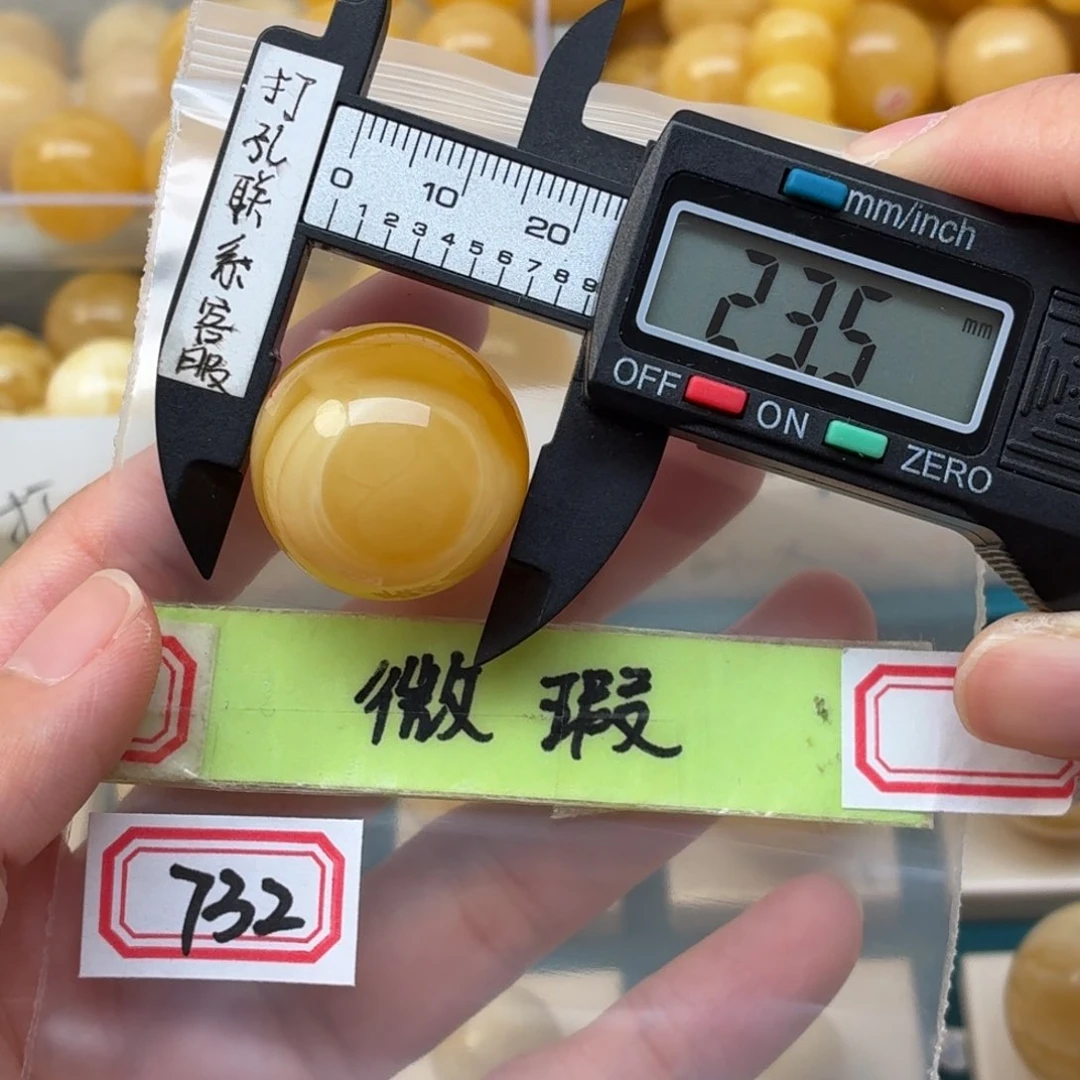 吉***赵未镶嵌蜜蜡裸石微瑕