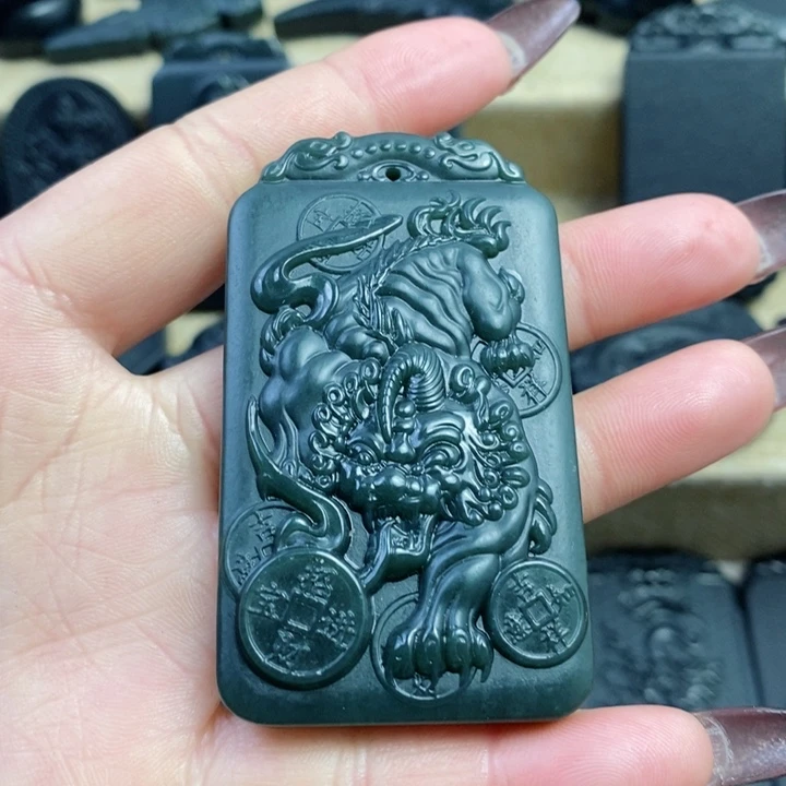 和田玉（青玉）颈饰未镶嵌双面雕刻