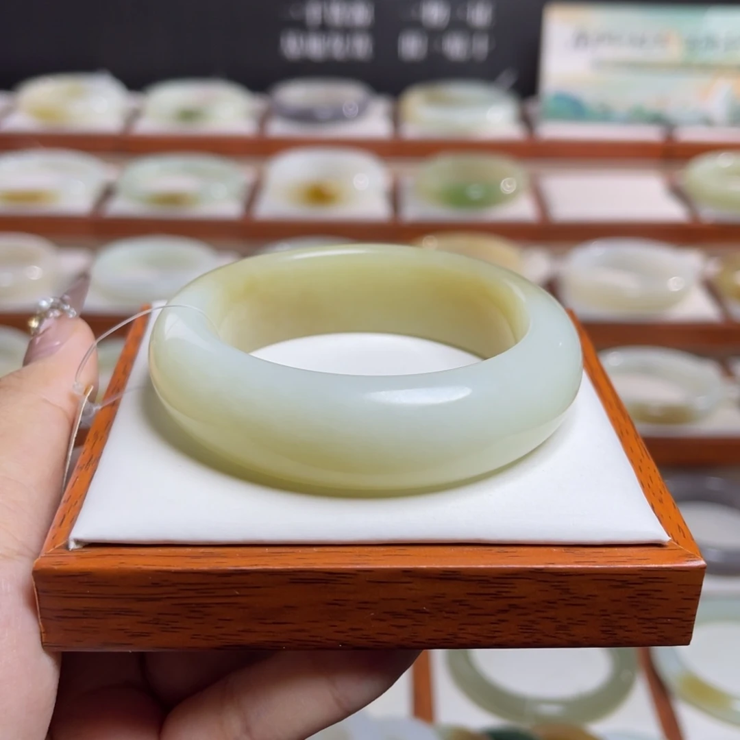 【闪购商品】未镶嵌手镯和田玉