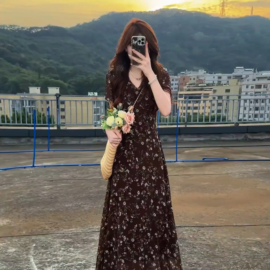 法式气质咖色碎花连衣裙子女夏季2025新款海边度假巨好看掐腰长裙