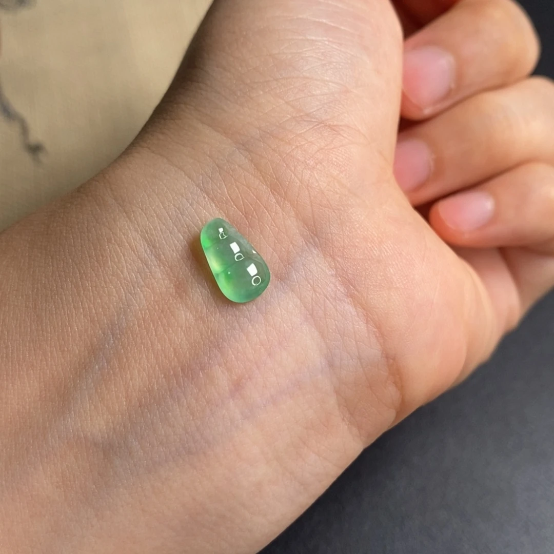 翡翠未镶嵌颈饰豆子