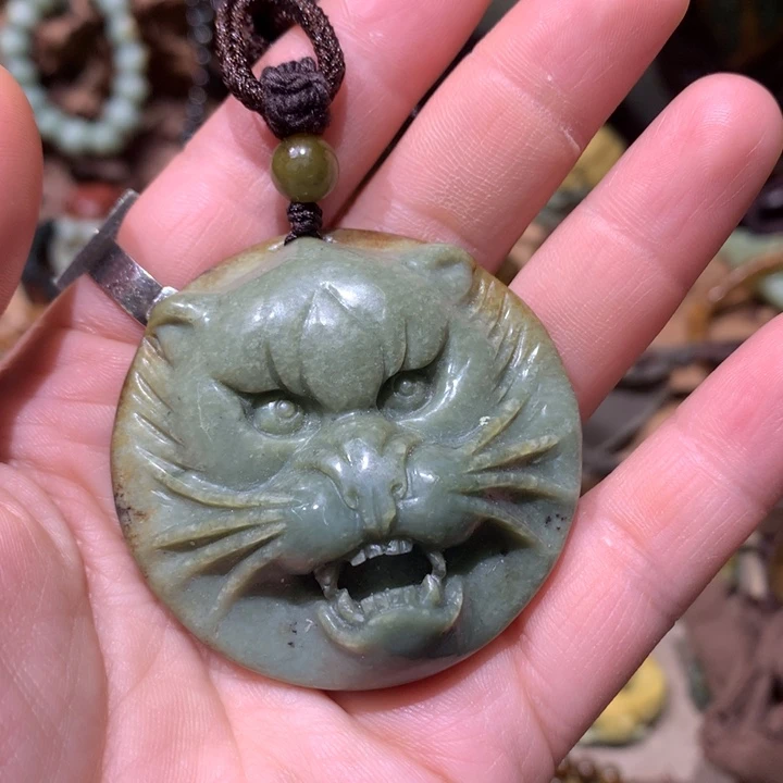 未镶嵌岫岩河磨玉（透闪石质玉）把件