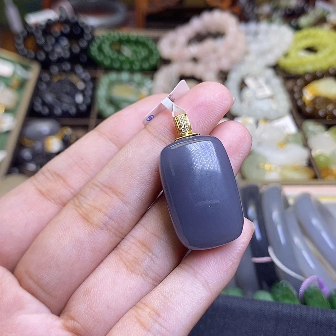 和田玉未镶嵌颈饰浓烟紫金镶无事牌