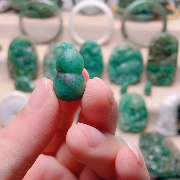 均***者独山玉未镶嵌颈饰