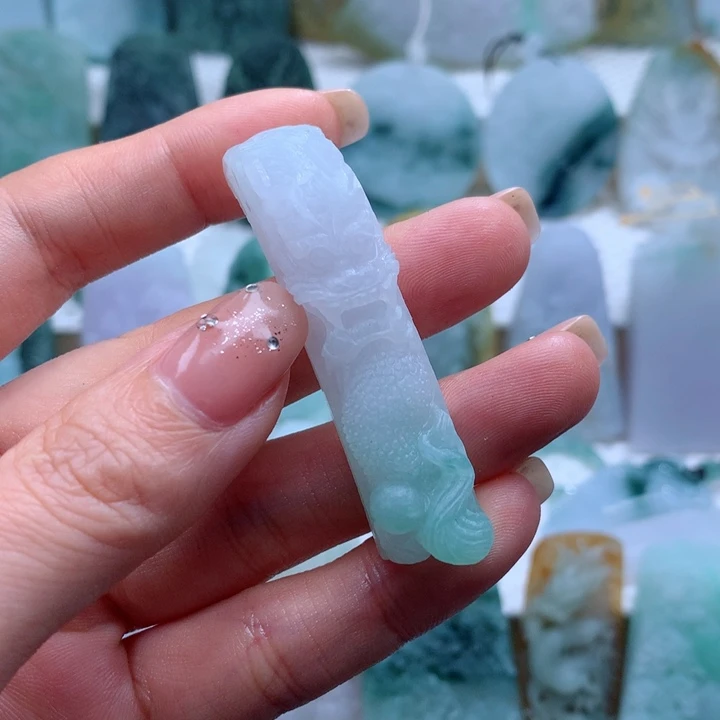 沧***田定制翡翠未镶嵌手牌