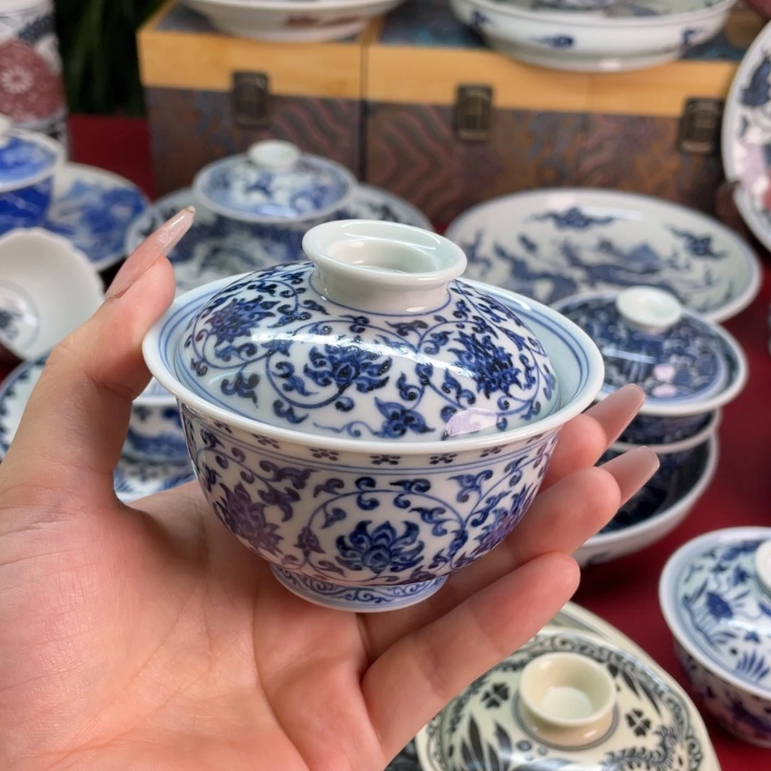 11景德镇青花微瑕缠枝莲盖碗