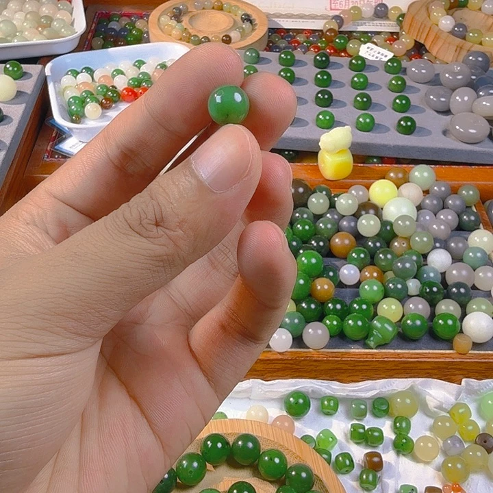 未镶嵌手链和田玉卡10碧玉散珠有瑕疵黑点等