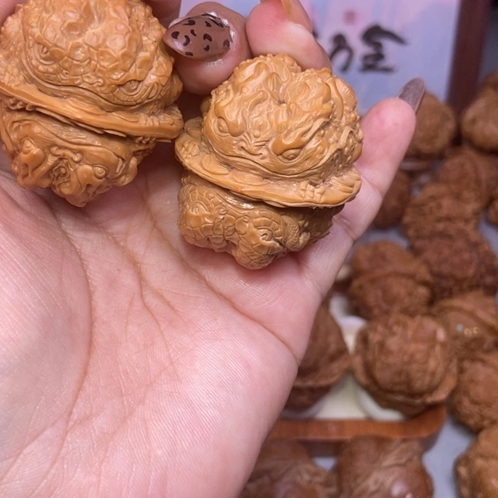 吊坠文玩核桃蛤蟆头雕刻的龙蛇之变