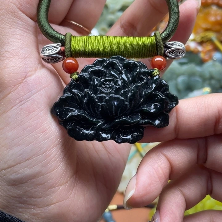 蛇纹石玉吊坠合金