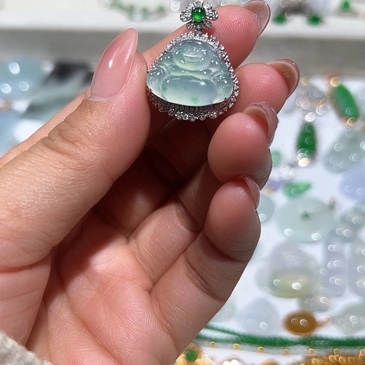 颈饰18K金镶嵌翡翠