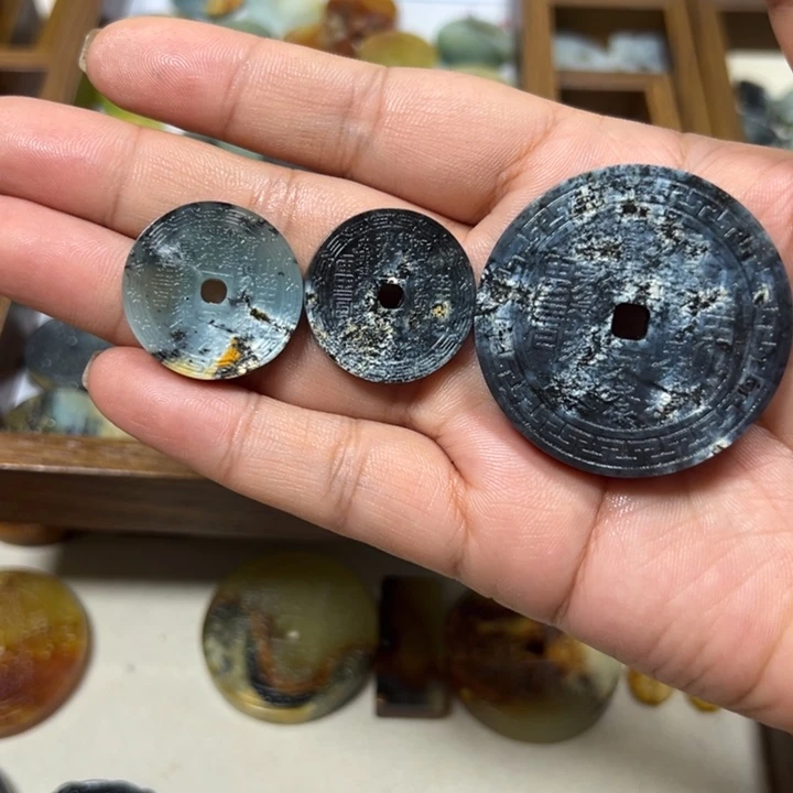 旁***者蛇纹石玉未镶嵌颈饰